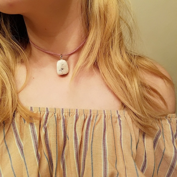 Free People Jewelry - Beautiful natural stone choker necklace